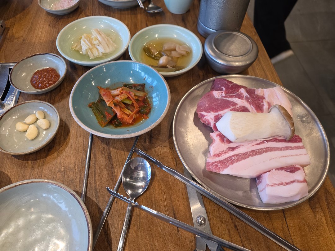 제주 근고기 상차림. 멜젓과 쌈 구성.