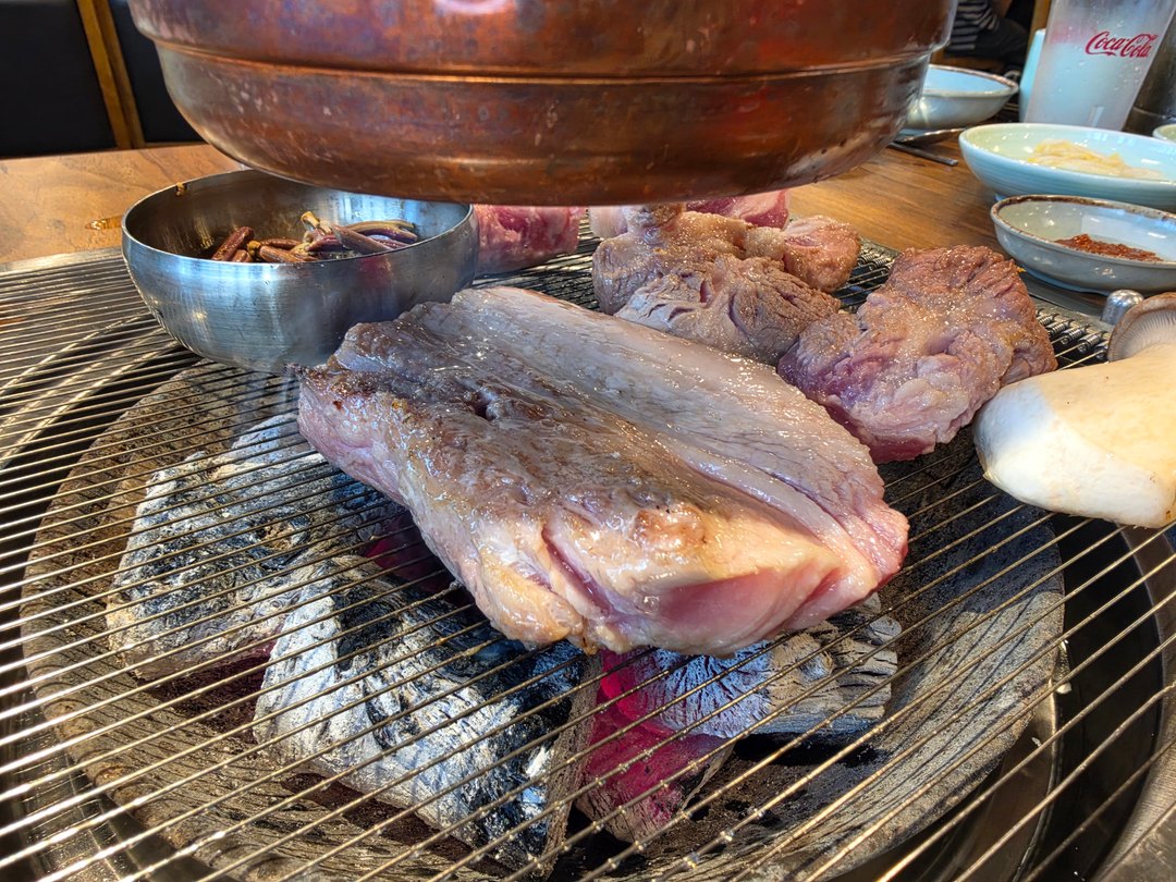 숯불에 통으로 올려 굽는다.