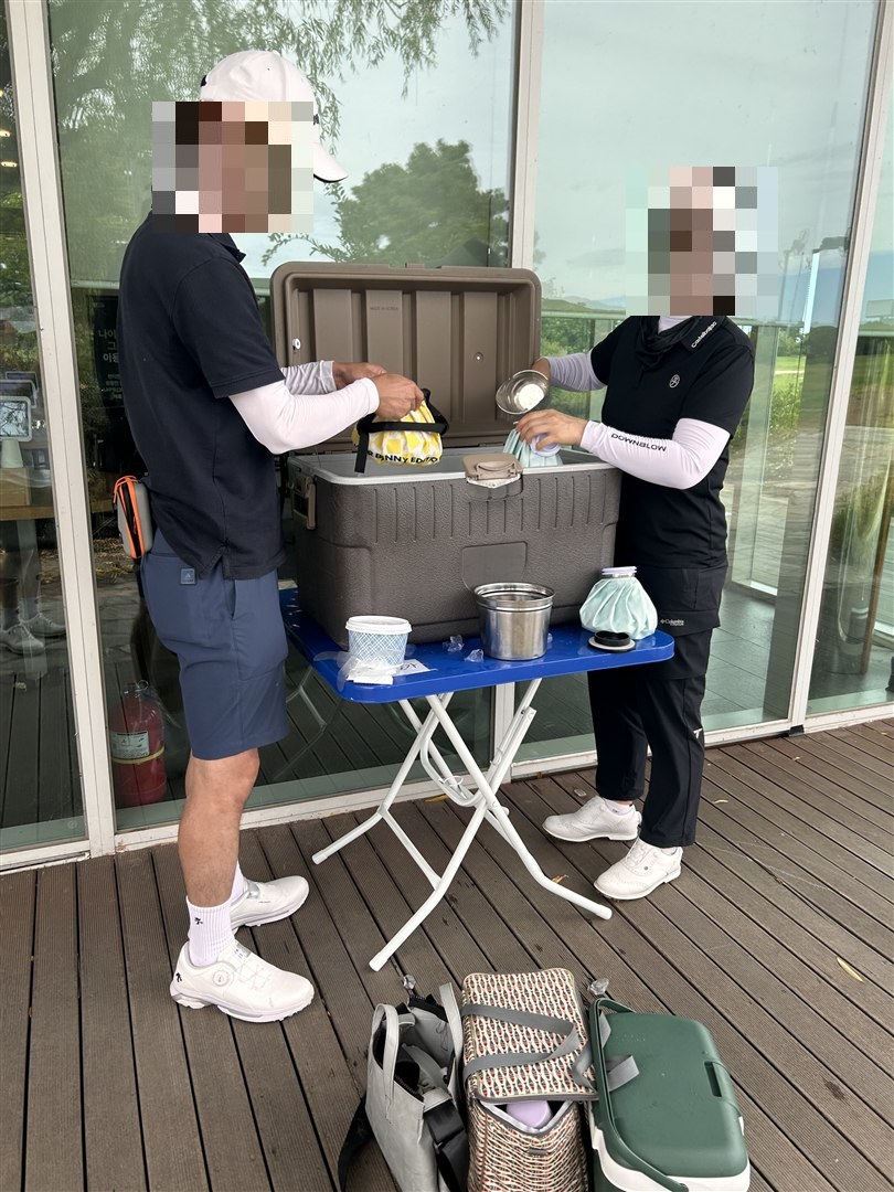 아이스박스에 얼음주머니 보충하는 모습